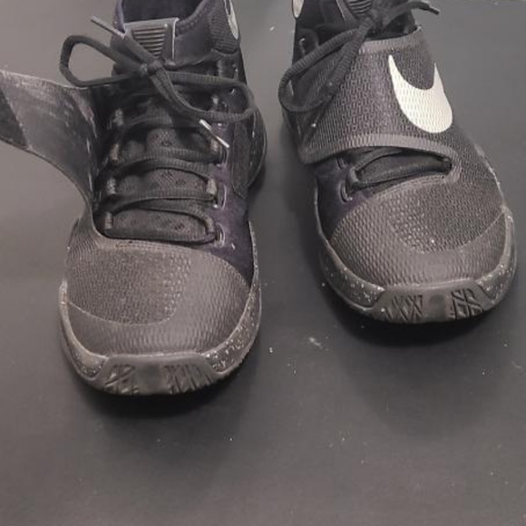 Nike basketball sneakers Men US9 - Picture 3 of 4